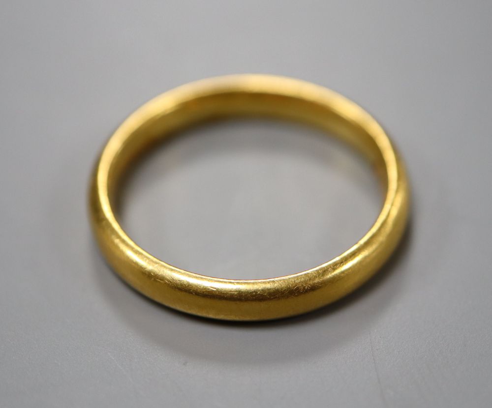 A 22ct yellow gold wedding ring, size M, 4.4 grams.